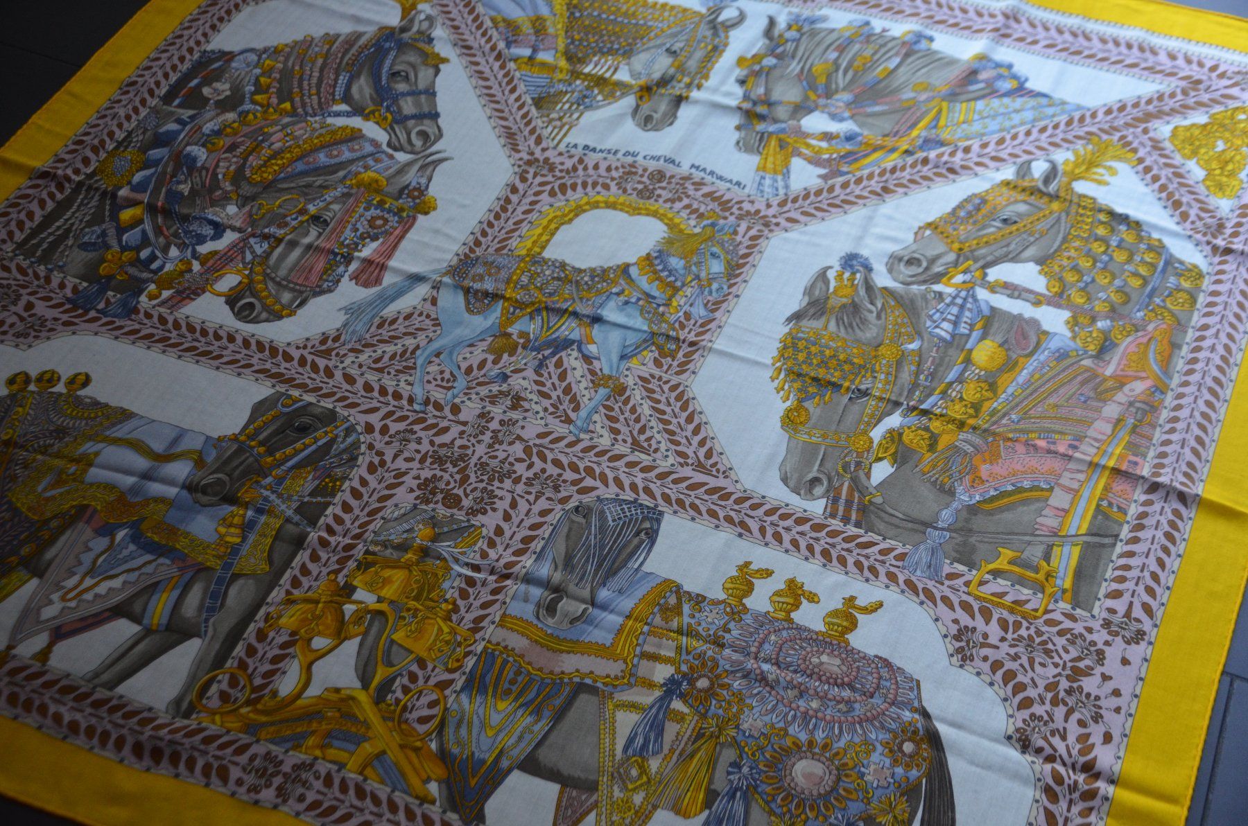 Hermès Foulard & Sciarpe: Schal / Châle Hermès 140 x 140 cm – Usato da Collonges venduto da Auganien 7