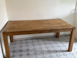 Table en bois massif, style moderne, parfait pour