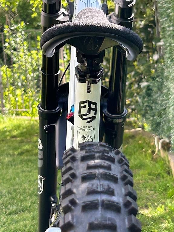 Commencal Biciclette: Commencal FRS Essential Pure Withe DH Freeride Taglia M 2024 – Usato da Cademario venduto da psi_6npn 3