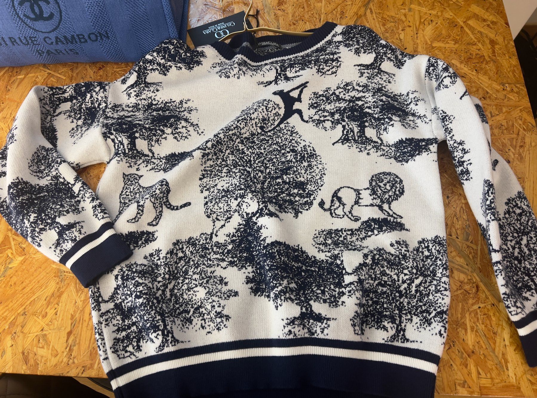 Pullover & Sweatshirts: Wunderschöner Pullover weiss/blau - Tiermotiv – Neu und originalverpackt aus Zürich von Naebeli 1