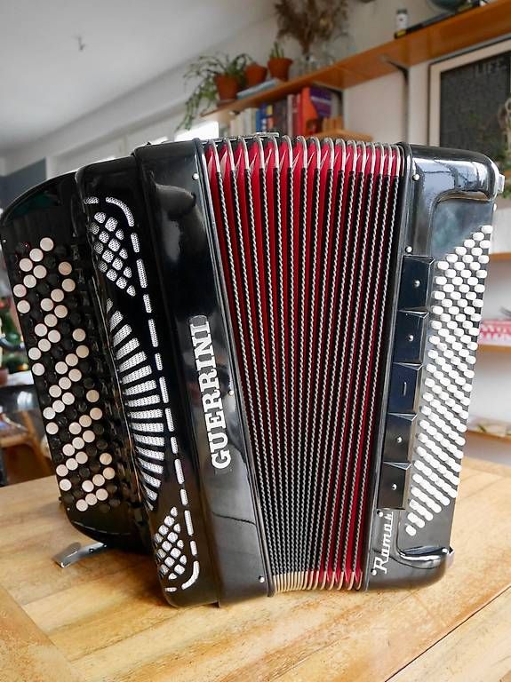 Strumenti musicali: Akkordeon Guerrini – Usato da Winterthur venduto da Molinam 3