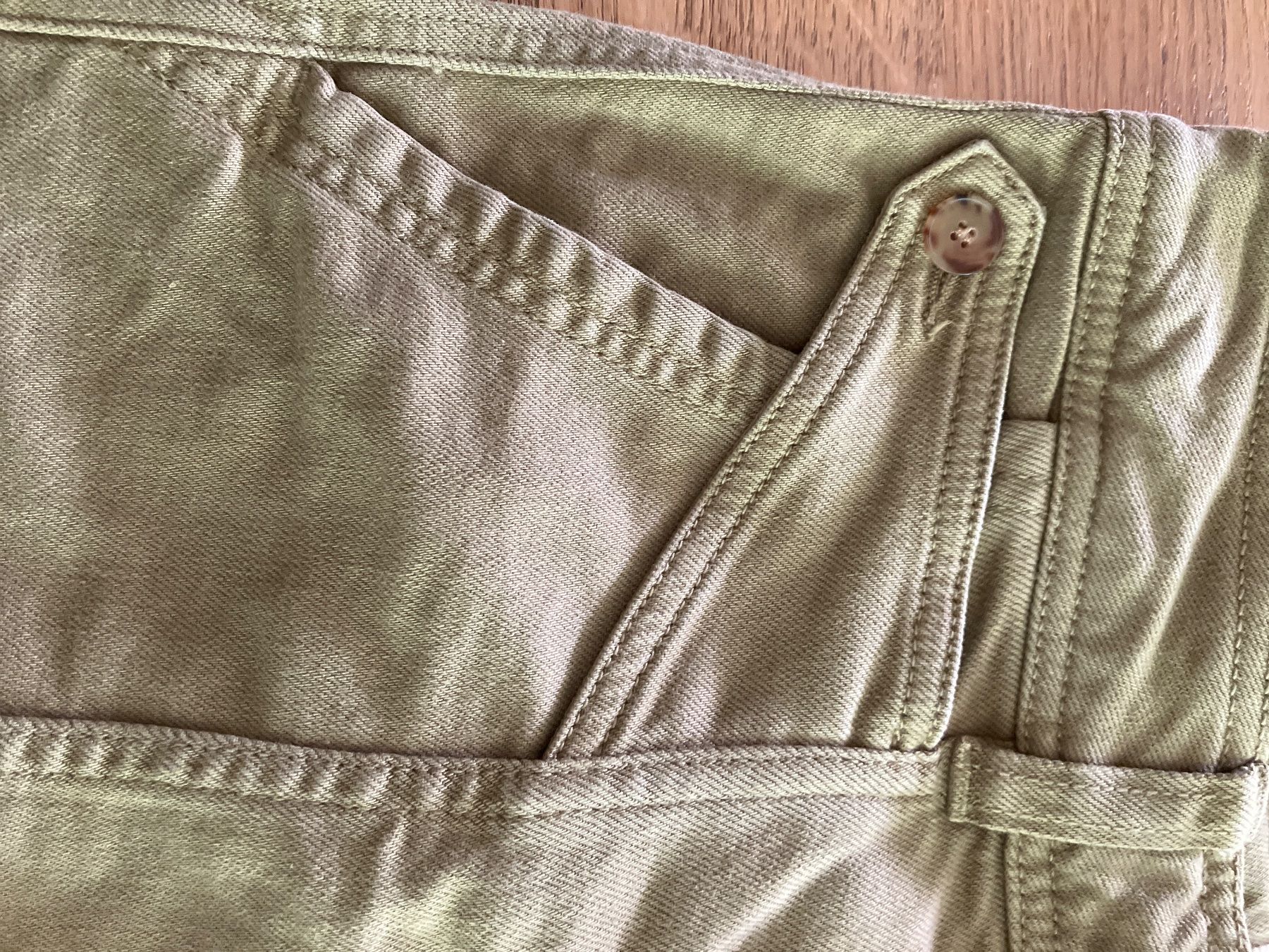 Sezane Pantaloni: Khakifarbene Stoffhose – Usato da Zollikerberg venduto da Nwahl 2