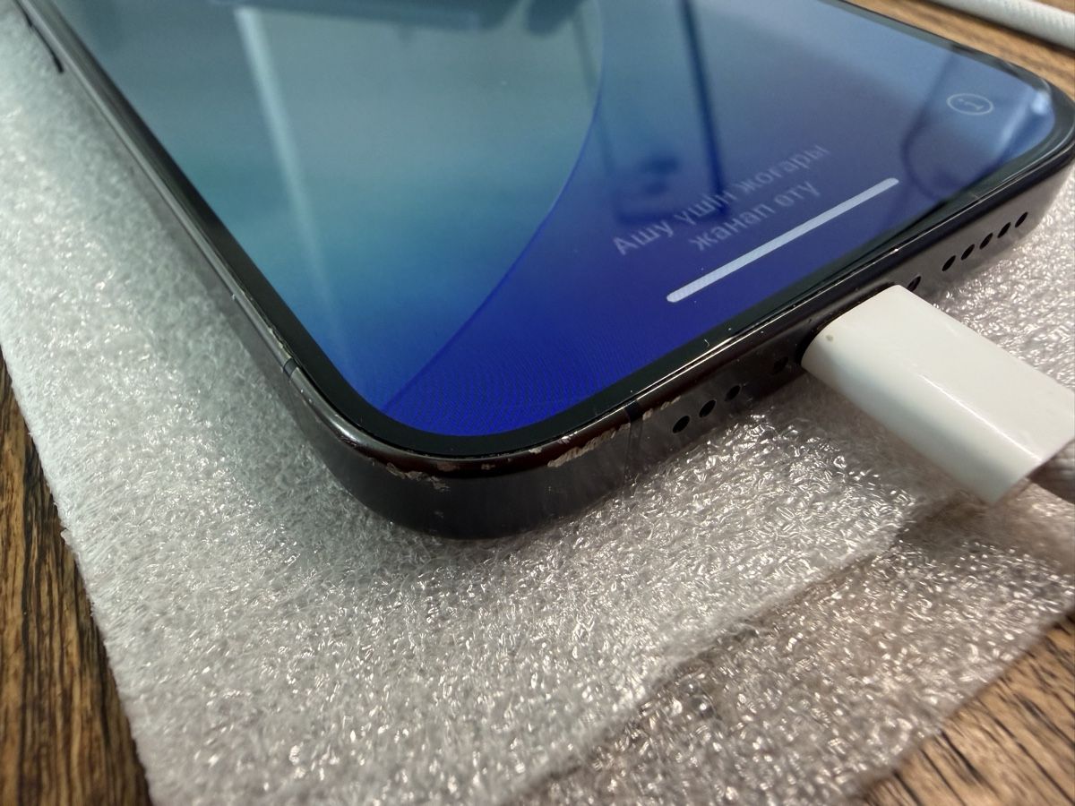 Apple Handys / Smartphones: GLASBRUCH: iphone 15 Pro – Defekt aus Langenthal von fluehmann_ 8