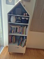 Bücherregal in Hausform