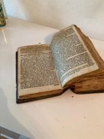 Altes Buch mit biblischen Texten
