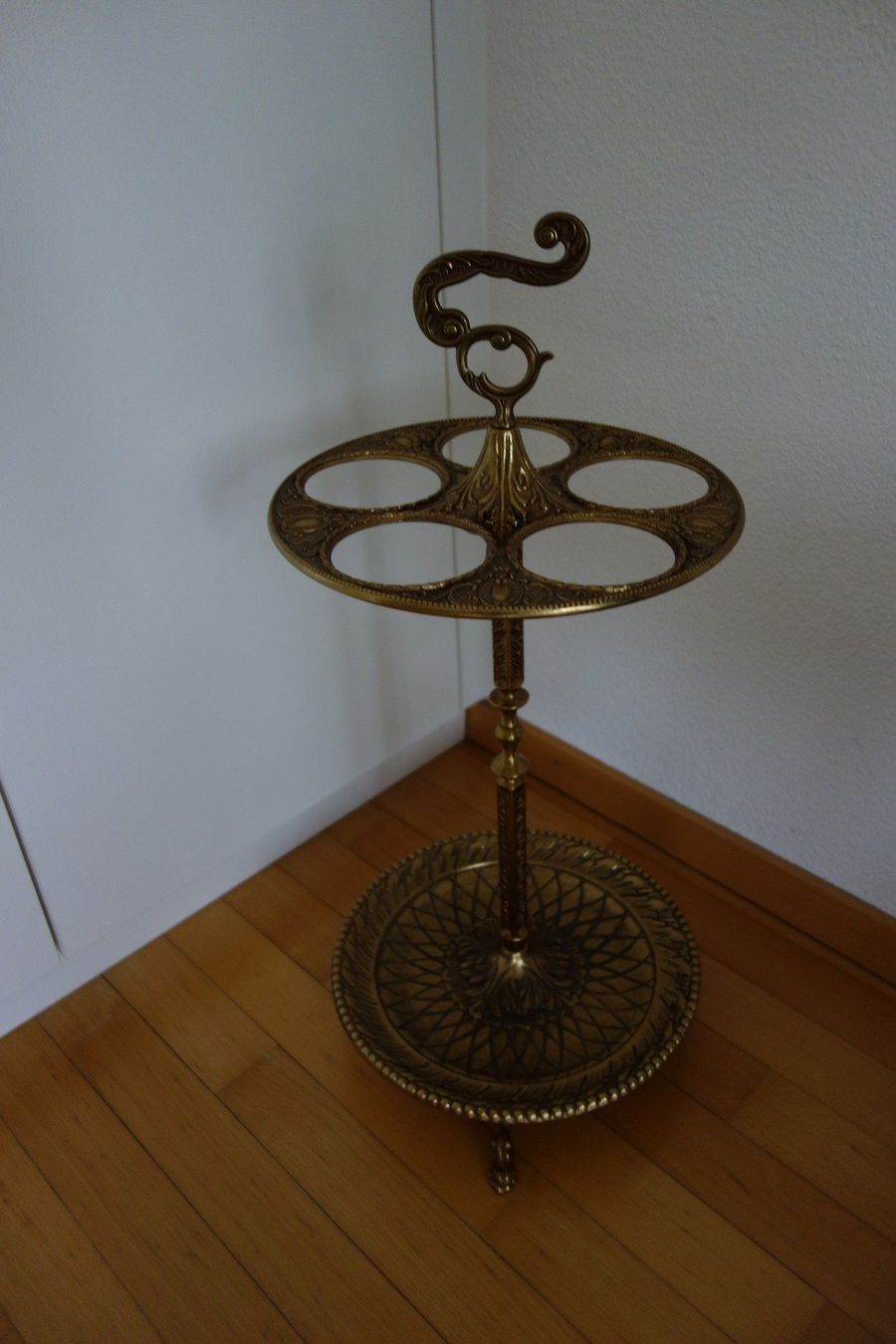 Sonstige Büroeinrichtungen: Eleganter Schirmständer aus Messing – Gebraucht aus Sursee von Chrigi96