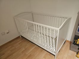 Kinderbett Weiss inkl Matratze und Bettbezüge. guter Zustand