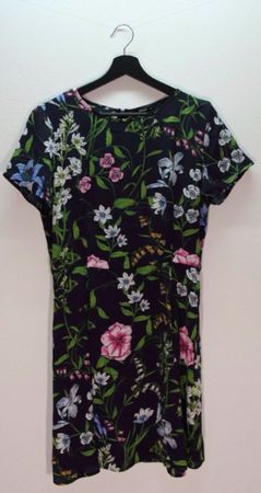 ONLY Kleid mit Blumenmuster, Gr. M