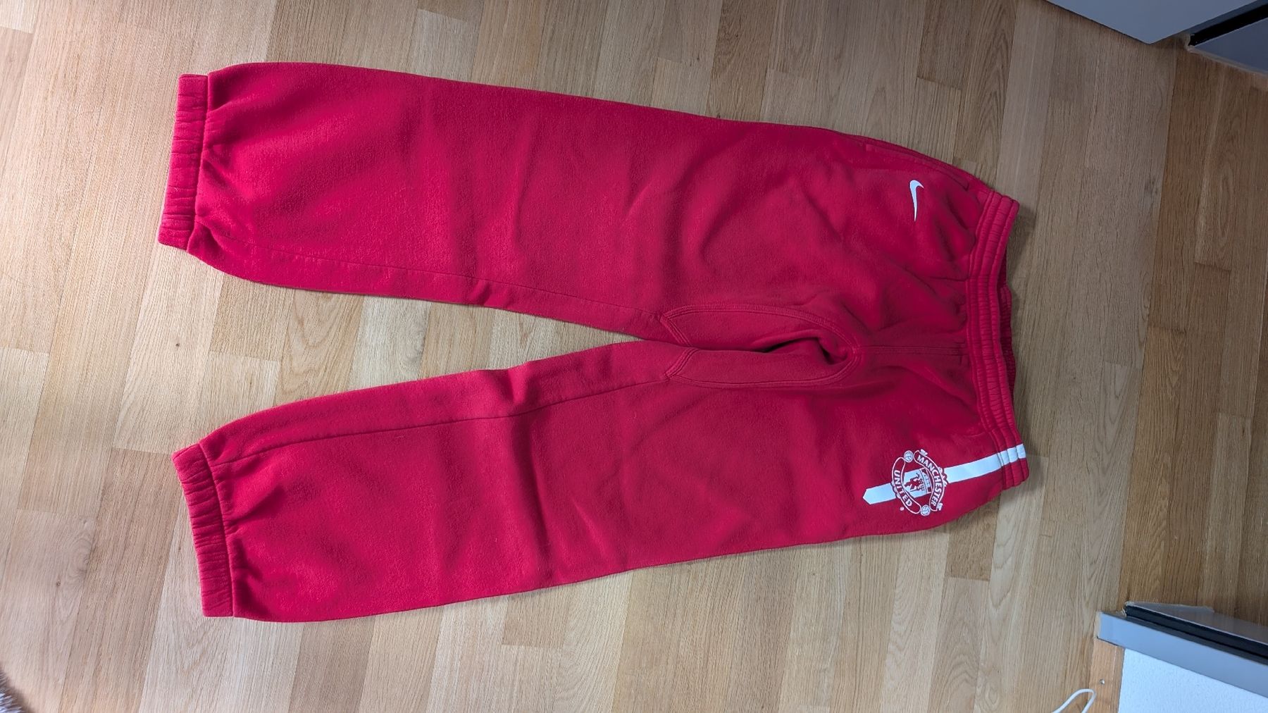 Pantaloni: Rote Manchester United Jogginghose, Grösse M – Usato da Zürich venduto da Andres_Schmutz
