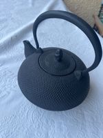 Gusseisen Teekanne schwarz mit Teesieb asiatisch