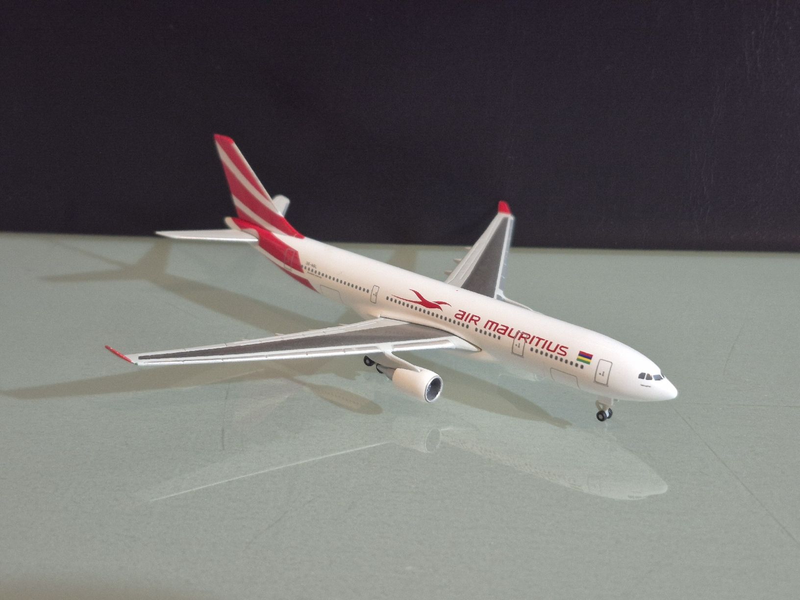 Herpa Kit di modellismo & Modellini statici: Herpa Air Mauritius 1:500 – Usato da Uetendorf venduto da myhome12 2