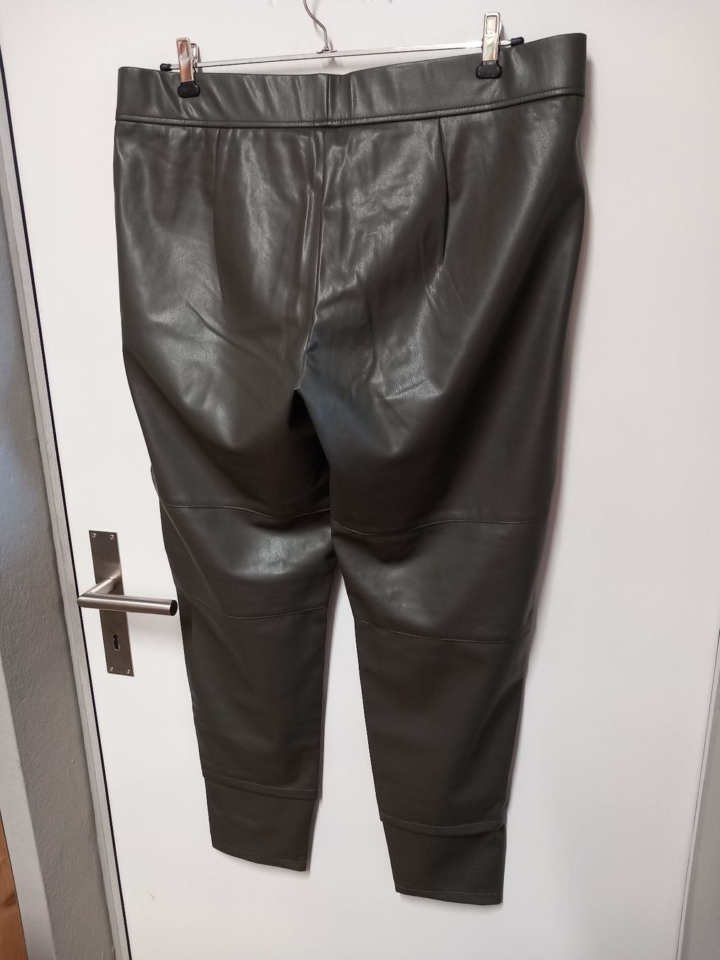 Raffaello Rossi Pantaloni: Raffaello Rossi Kunstlederhose "Candy Leather" Gr.44 oliv – Usato da Gwatt (Thun) venduto da umwelt-brocki 1