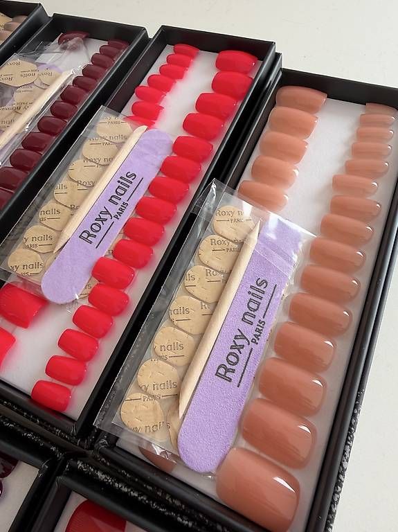 Unghie finte: 10 boites de Roxy Nails - Paris.  – Usato da Lausanne venduto da vir_vs2s 2