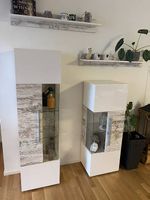  Vitrinen mit passenden Wandregalen