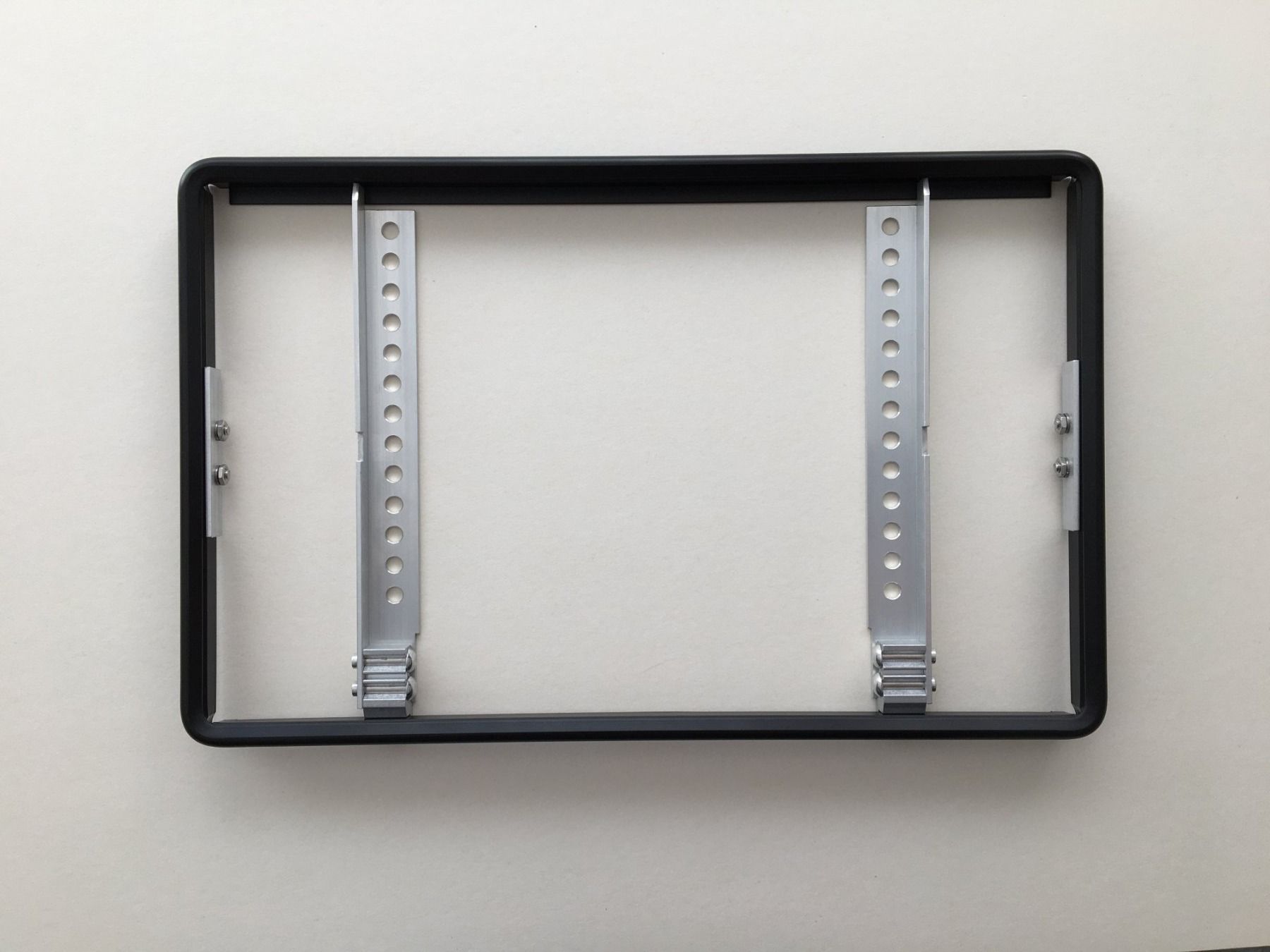 Supporti a parete: NUMMERNSCHILDHALTER 31x20 (ALTES FORMAT) – Nuovo e nell'imballaggio originale da Chur venduto da Bart88