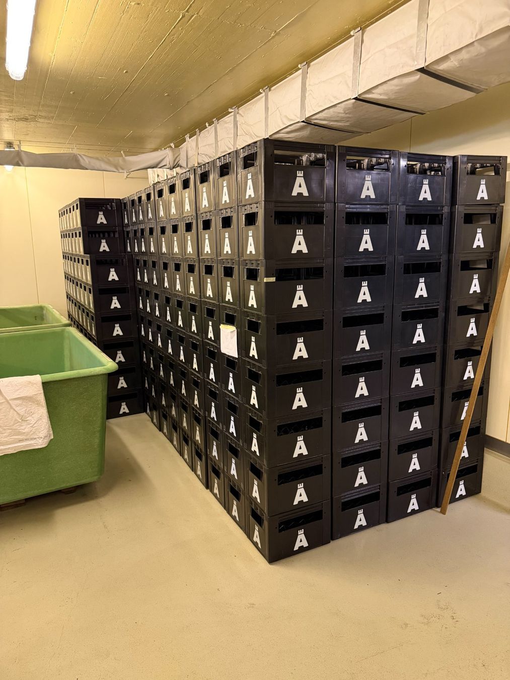Casse di vino e birra: Ca. 500 Bierharassen, schwarz, neuwertig – Nuovo (secondo la descrizione) da Zug venduto da Rozzo