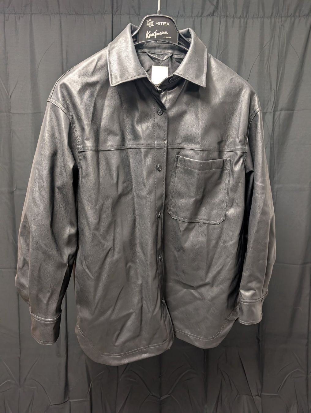 H&M Giacche: H&M Kunstleder Shacket Schwarz Gr. L – Usato da Wiezikon b.Sirnach venduto da CaRo_Second