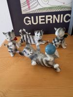 Quatre figurines de chats en porcelaine état correct