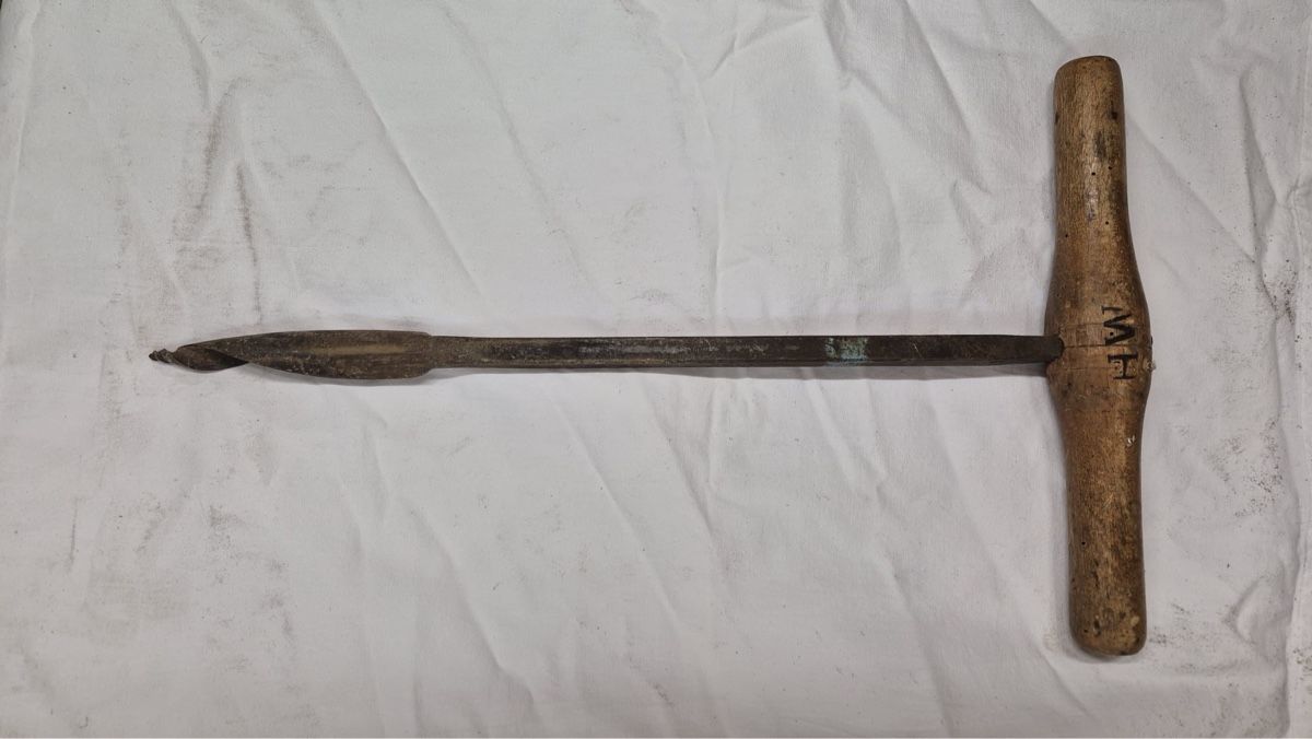 Tutti gli attrezzi: Antike Handbohrmaschine / Drillbohrer mit Holzgriff. – Usato da Thun venduto da Elwoodblues