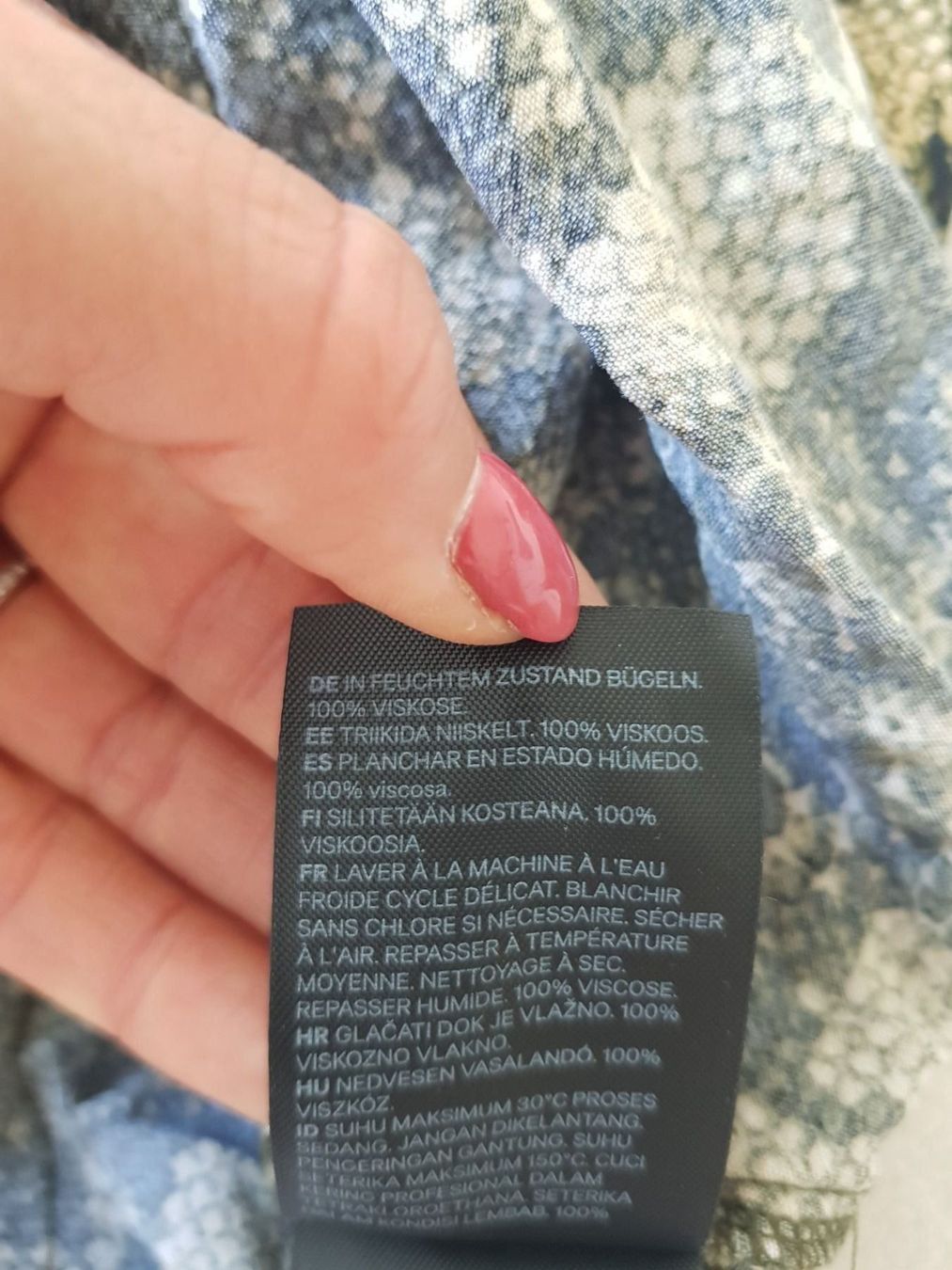 H&M Top: Neues T-Shirt mit Bindedetail H&M – Nuovo (secondo la descrizione) da Eschenbach SG venduto da SanFranciscoCalifornia 3