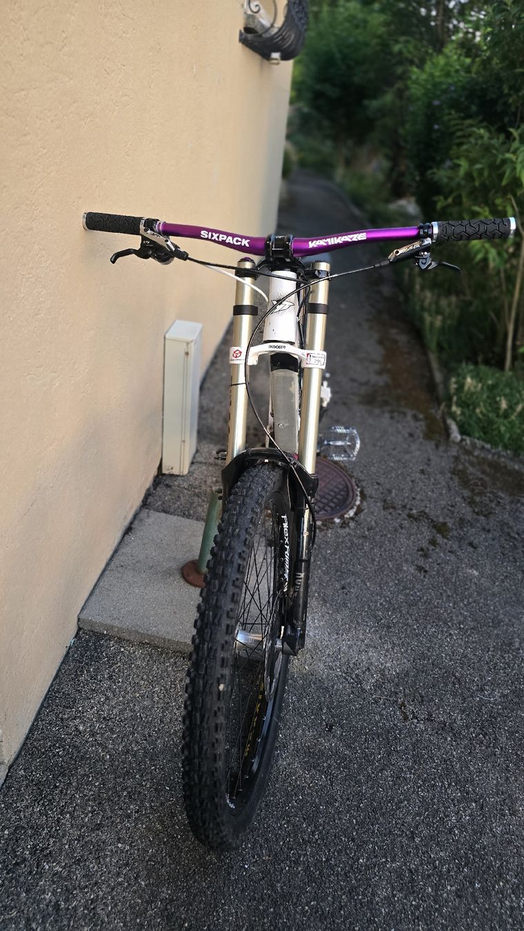 YT Biciclette: YT Tues Downhillbike 2010 – Usato da Bachenbülach venduto da USPA_27 1