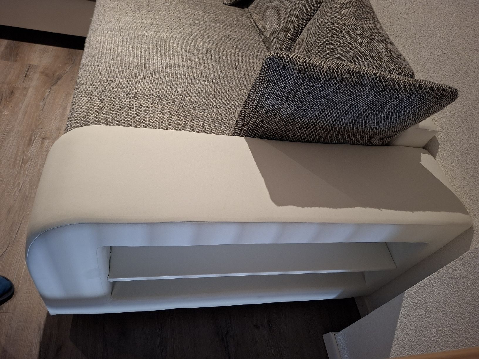 Sofas: Ecksofa grau weiss Stoff Lederoptik – Gebraucht aus Eriswil von mon_6rjz 1