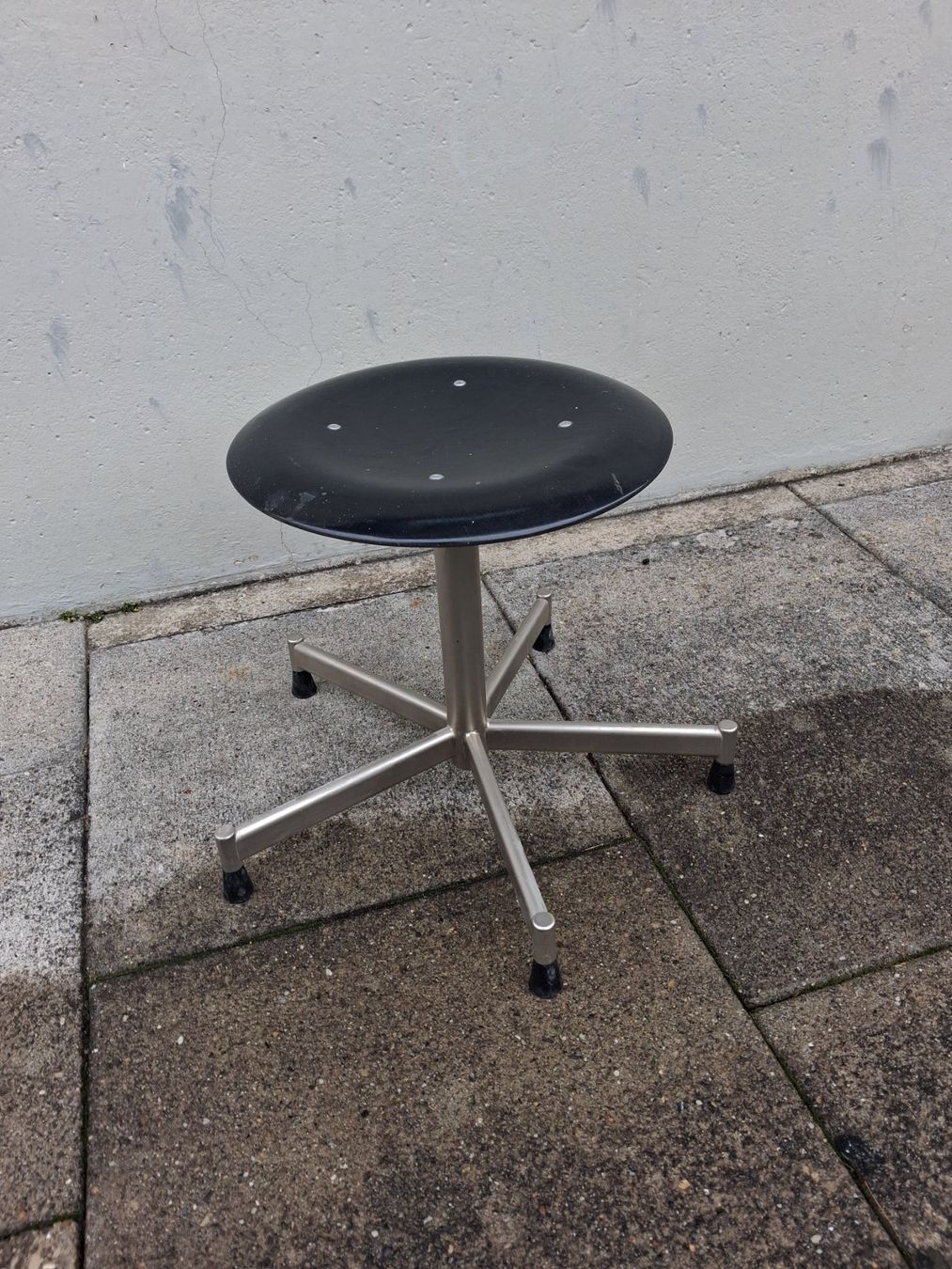 Hocker: Labor Stuhl höhenverstellbar – Gebraucht aus Winterthur von lampenretter
