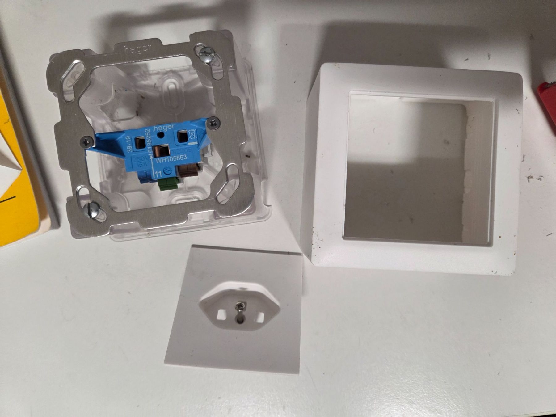 Hager Spine: AP Steckdose T23 Hager Typ23 weiss – Usato da Zürich venduto da Alibaba1234 5