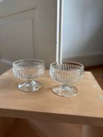 Zwei Dessertschalen aus Glas