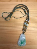 Geschnitzter Jade-Anhänger mit Kette (ca. 60 cm lang)