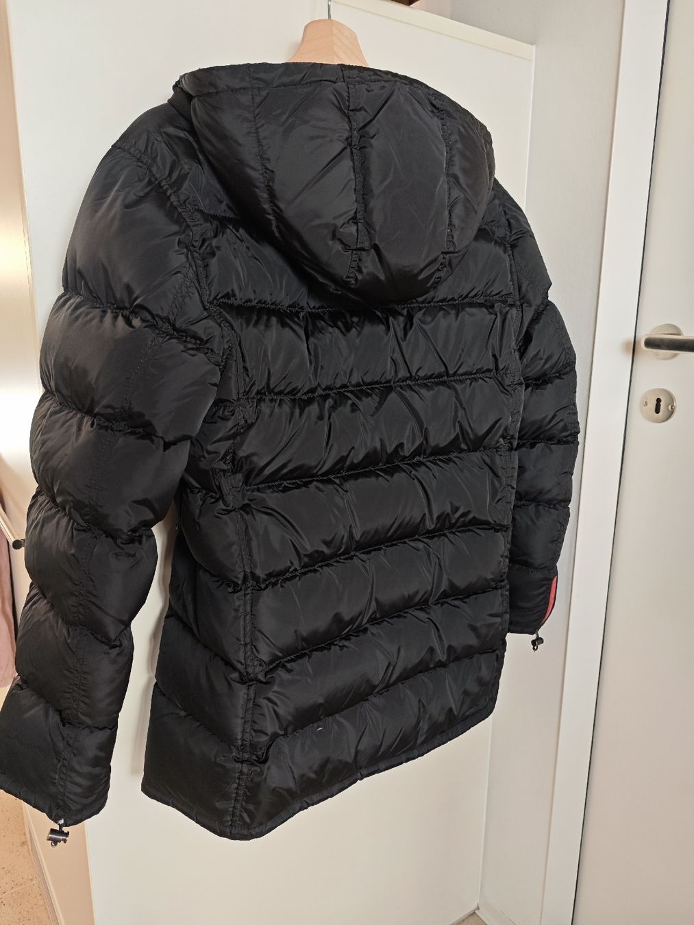 Prada Jacken: Prada Black Down Padded Jacket, Size 42, Winter Essential 🖤 – Gebraucht aus Zürich von alu_dzr7 4