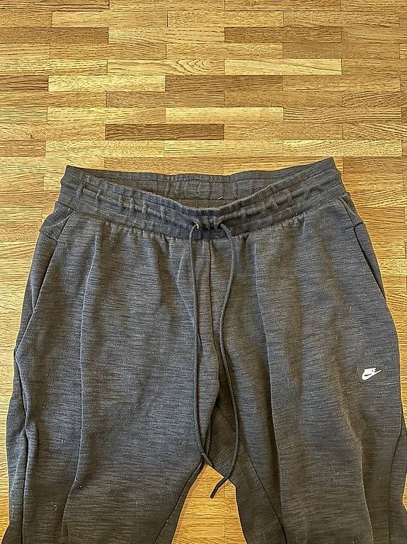 Pantaloni: Nike Trainerhose  – Usato da Fribourg venduto da lea_r6sd 2