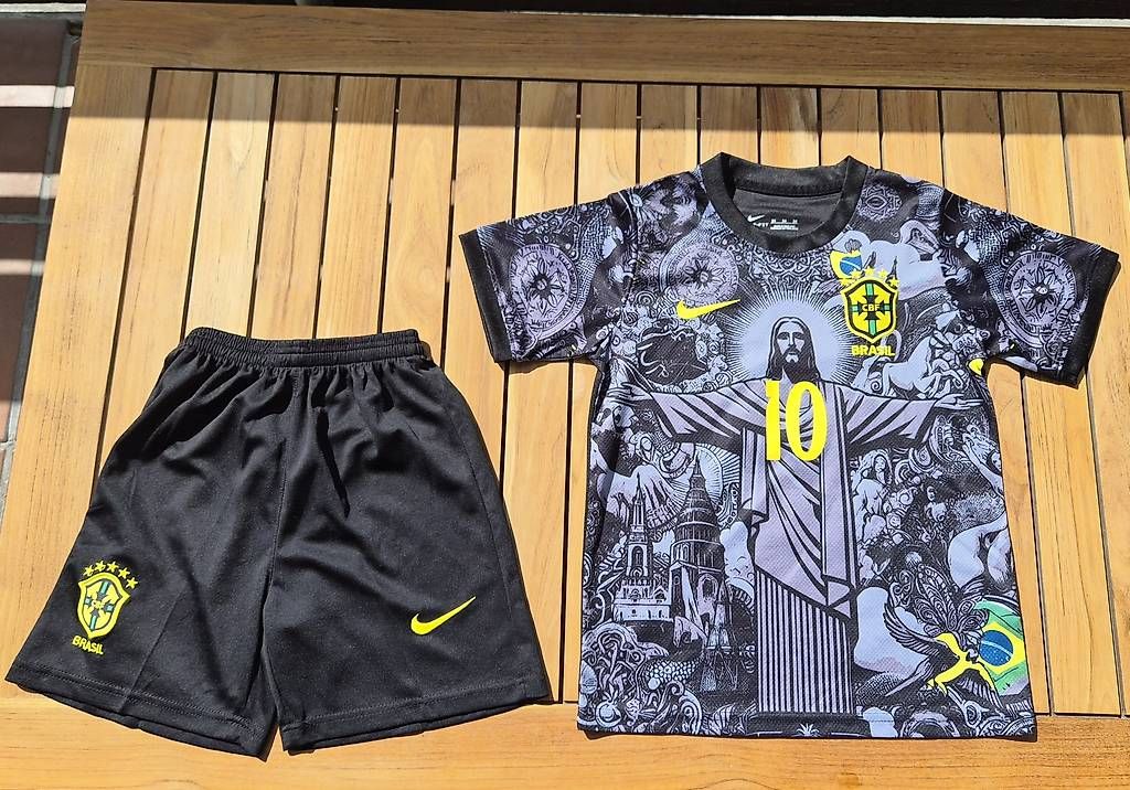 Scarpe, pantaloni & magliette da ginnastica: Neymar Trikot Grösse 134/140 – Nuovo e nell'imballaggio originale da Heiligenschwendi venduto da Lotusse-hair 1