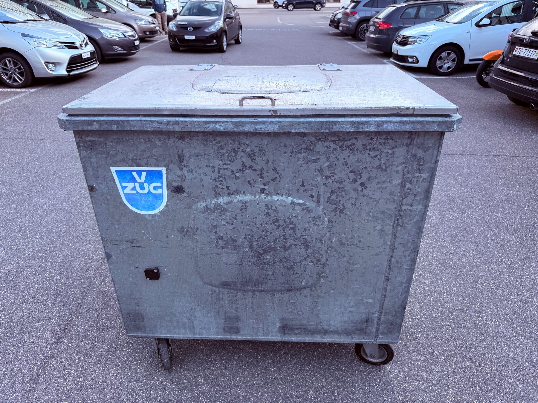 Altro per Ufficio & Commercio: Verzinkter Abfall-Container mit Deckel auf Rollen – Usato da Wil venduto da erdgeschoss_wil
