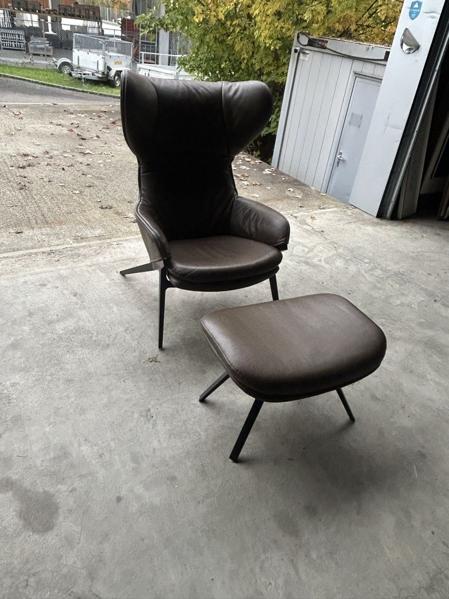 Cassina Poltrone: Cassina Ohrensessel mit Ottoman – Usato da Starrkirch-Wil venduto da charlywatson