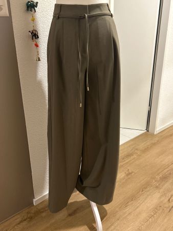 Damen Stoffhose weit geschnitten oliv von Comma Gr. 34