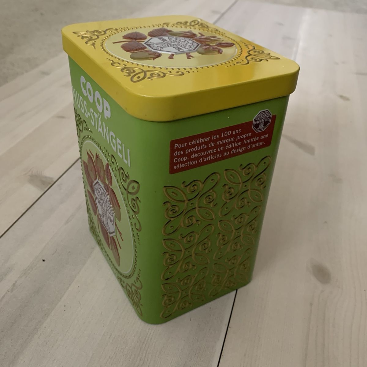 Coop Tutte le decorazioni: Coop Nostalgie Blechdose Jubiläumsdesign Nuss-Stängeli – Usato da Hinteregg venduto da GARANTA 3