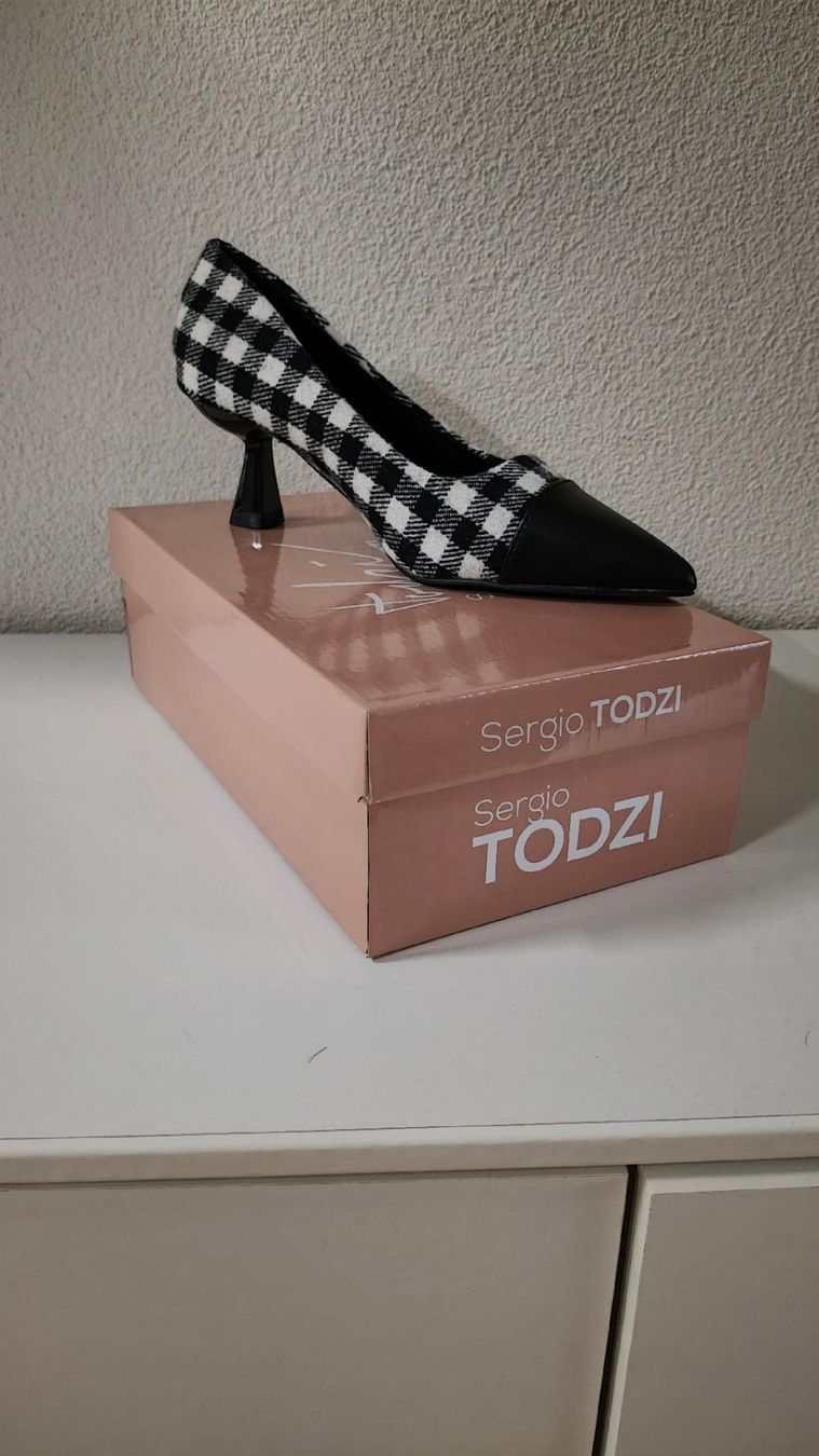Scarpe da donna: NEUER MODISCHER PUMPS IN SCHWARZ/WEISS, GRÖSSE 37 – Nuovo e nell'imballaggio originale da Dielsdorf venduto da SHOES_BY_SYLVI 1