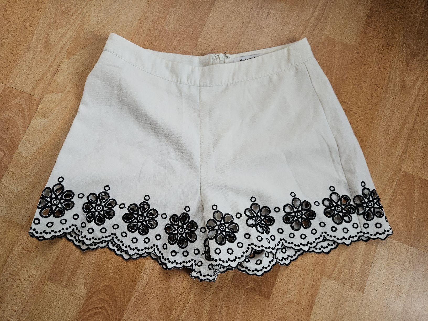Pantaloni: Weisse Shorts mit Spitze – Usato da Ebikon venduto da SecondChance_byM