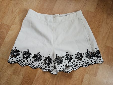 Weisse Shorts mit Spitze