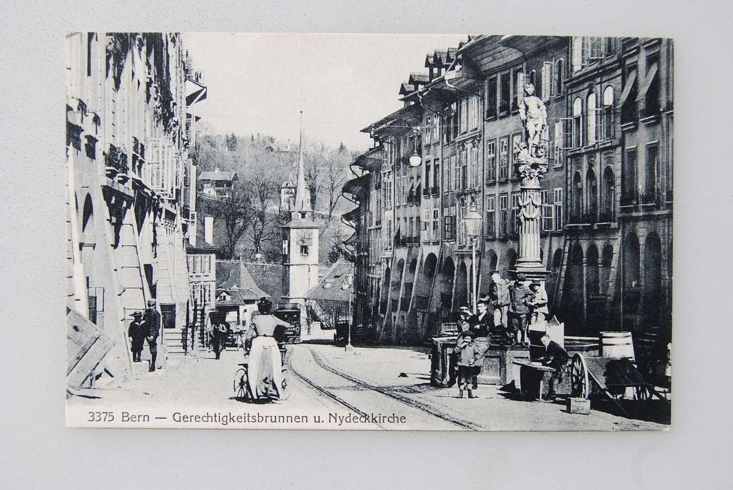Cartoline postali: AK Bern - Gerechtigkeitsbrunnen u. Nydeckkirche – Usato da Rüfenacht BE venduto da Toro06