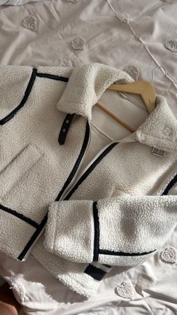 Veste femme fausse fourrure beige détails noirs 