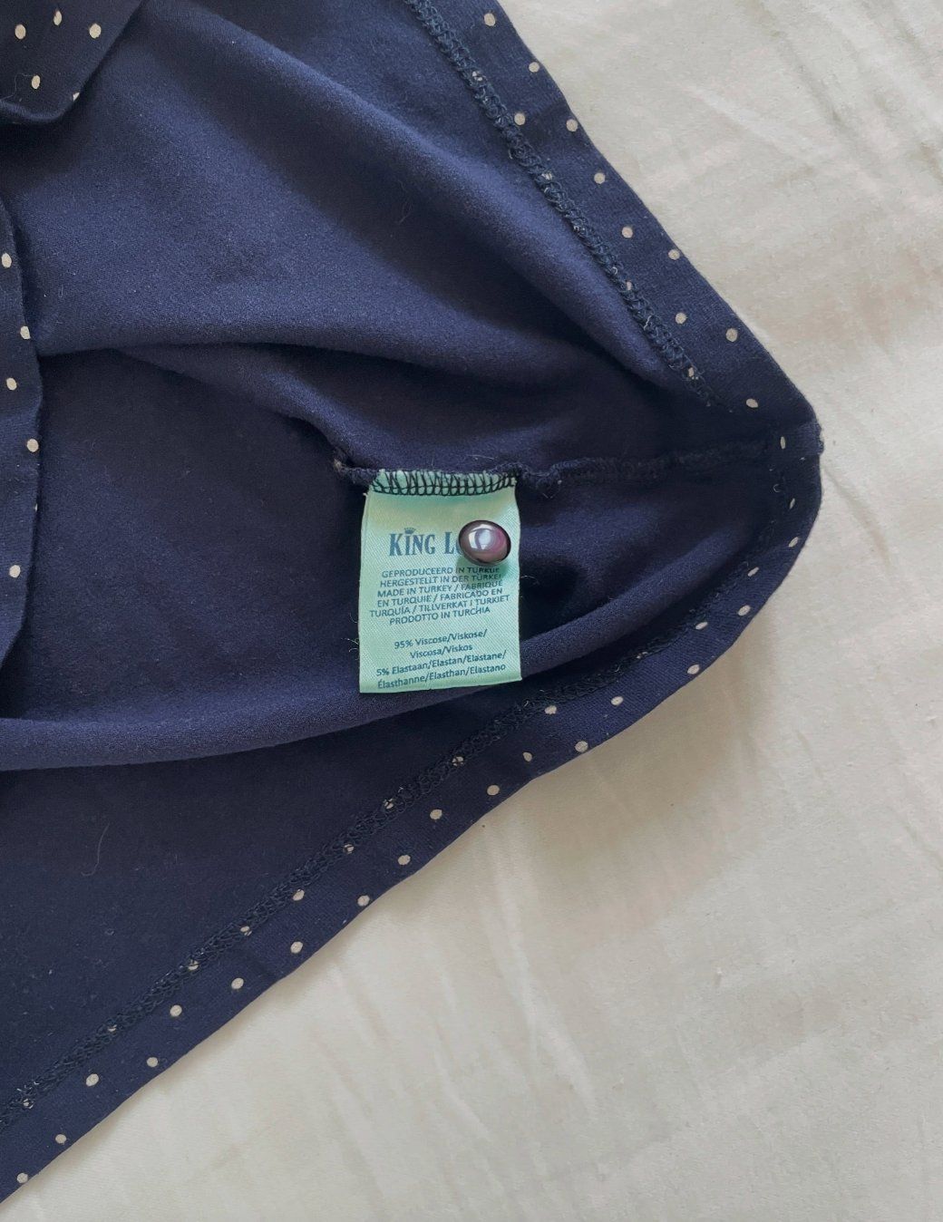 King Louie Top: Navy blue polka dot button top – Usato da Genève venduto da toandfrom 2