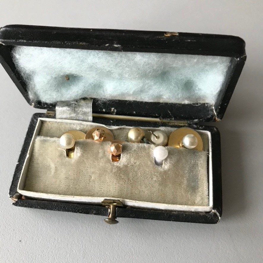 Altri gioielli: Kleine Schatulle mit goldenen Kragen- oder Hemdknöpfchen – Usato da Basel venduto da ann_qnn7