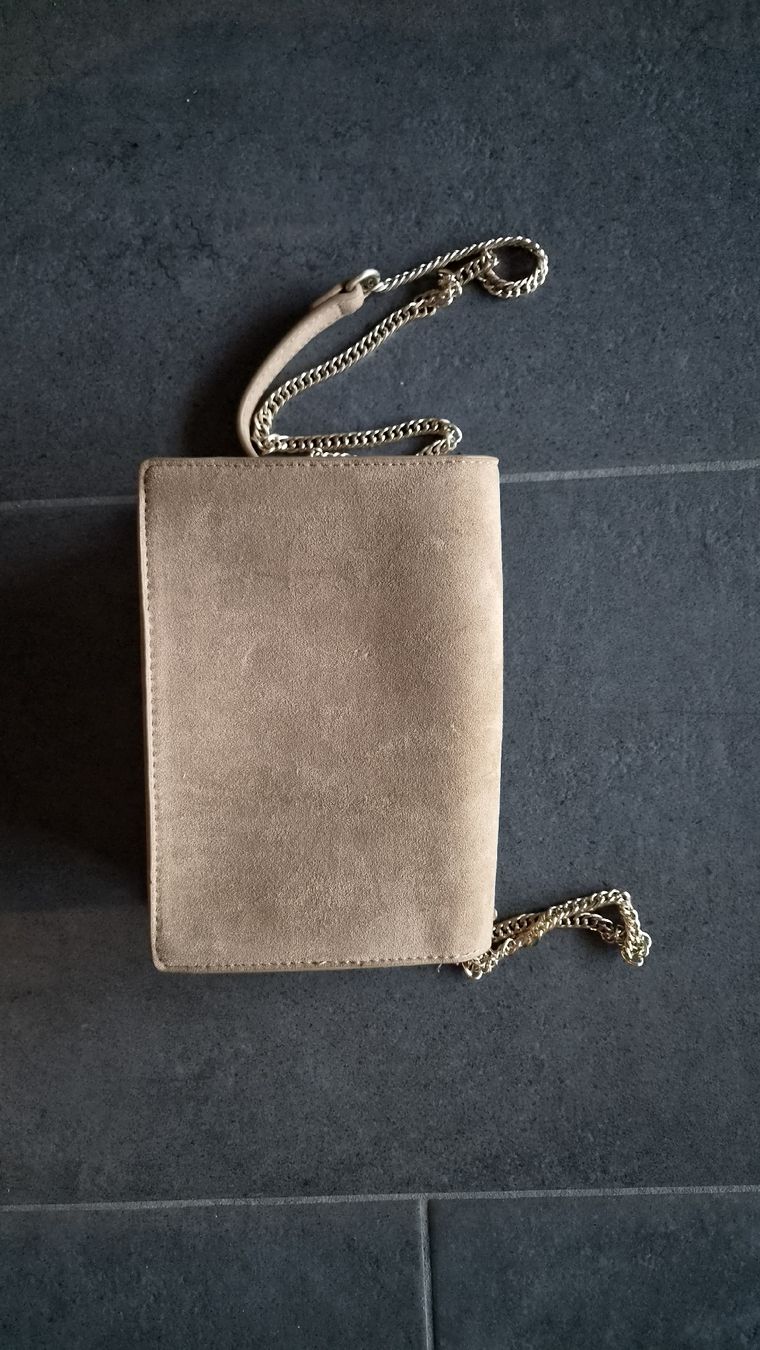 Borse: Umhängetasche beige Wildlederoptik mit Kette – Nuovo (secondo la descrizione) da Fontnas venduto da alastri.na 1