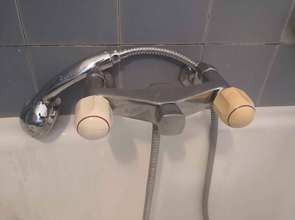 Rubinetteria: Lavabo + divers robinets à donner  – Usato da Senarclens venduto da P.almeida 3