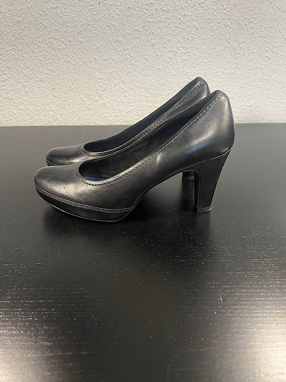Scarpe da donna: Schwarze Damen-Pumps High Heels Gr. 40 – Usato da Au SG venduto da ali_j87n 1