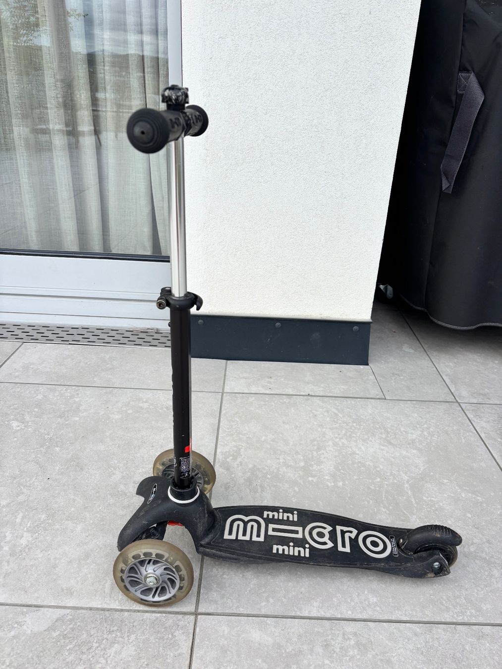 Micro Kickboard: Schwarzes Micro Trotti- mir 2 led Räder vorne – Usato da Meilen venduto da Isabelle8706 1