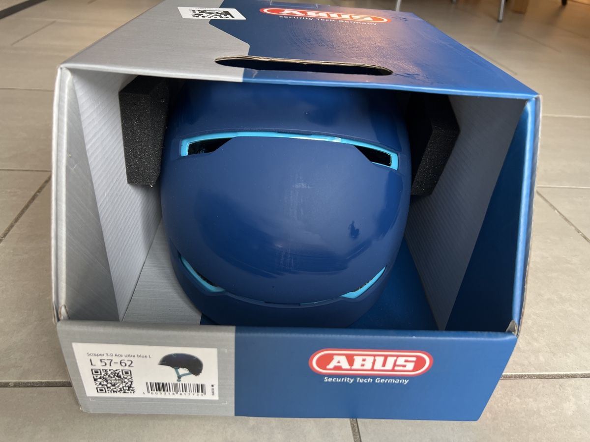 Abus Caschi: ABUS Scraper 3.0 Ultra Blue L inkl. Winterkit Helm – Nuovo e nell'imballaggio originale da Winterthur venduto da Masi2003 2