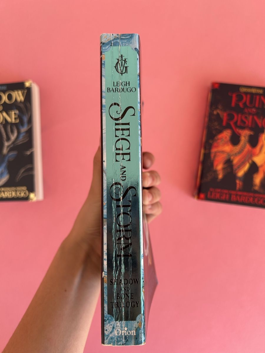 Libri: Grishaverse Trilogie - Shadow and Bone – Usato da Wangen b. Olten venduto da Eyluelgoek 4